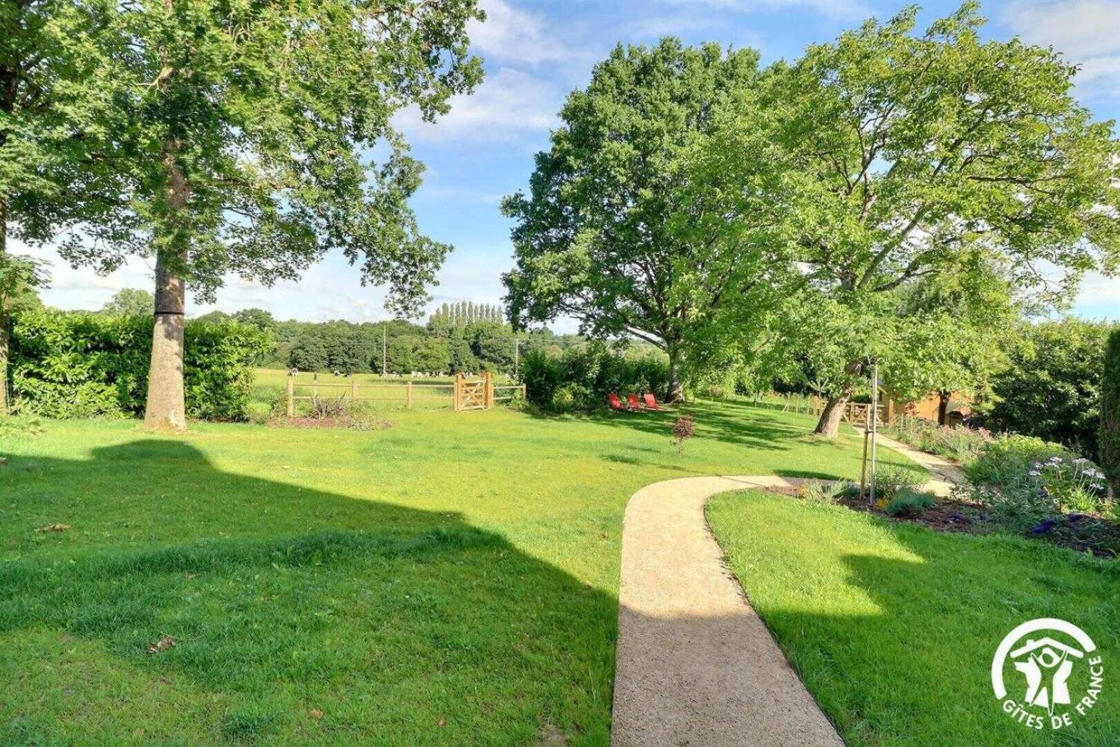 Bed and Breakfast Le Jardin De Quercus Bazouges-la-Perouse Екстер'єр фото